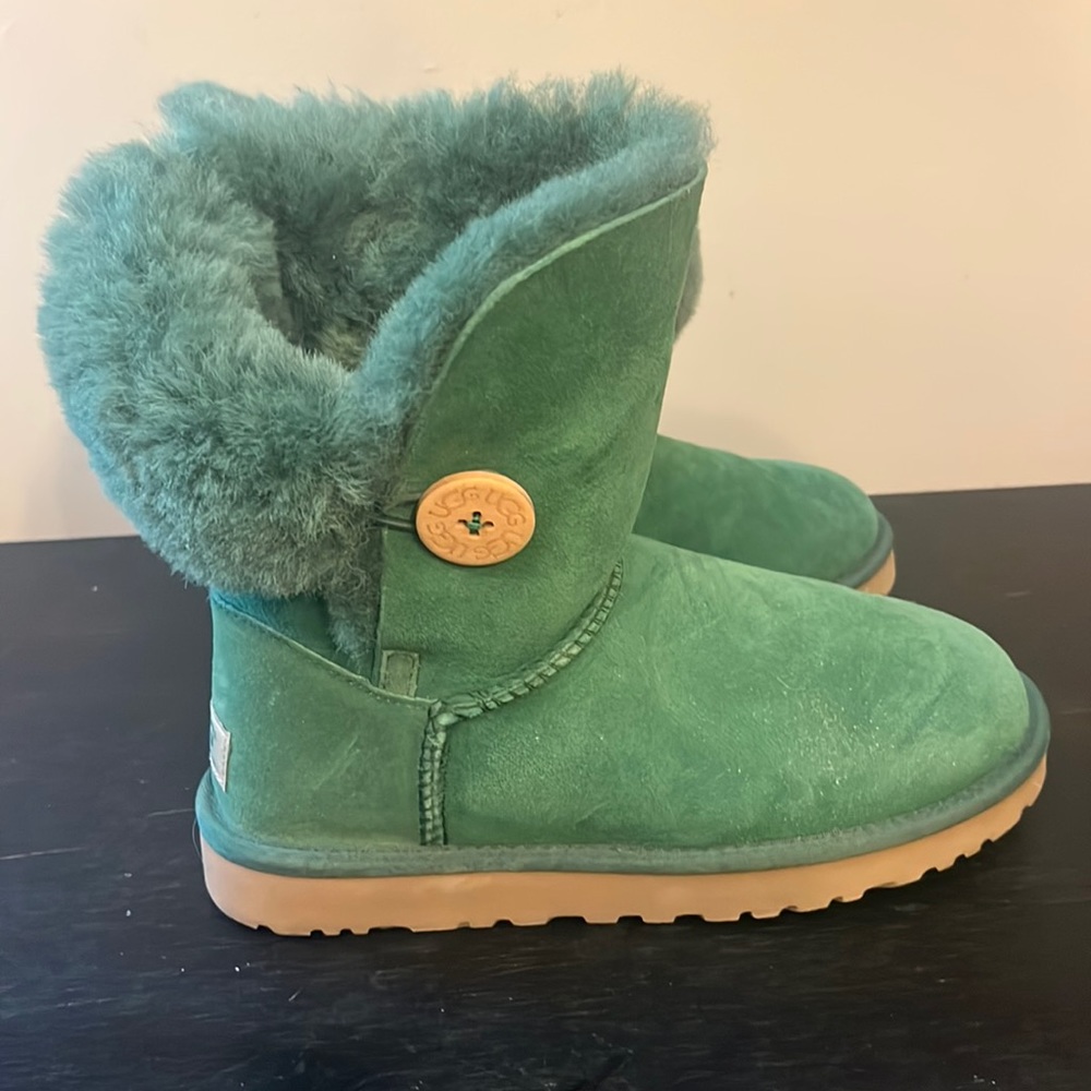 Like new womens uggs